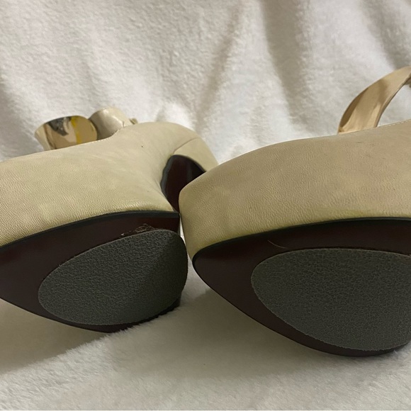 High heel platform with gold ankle bangle. - Picture 5 of 5